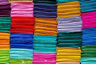 多彩布料堆叠展示