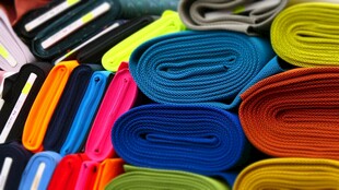 多彩布料堆叠展示