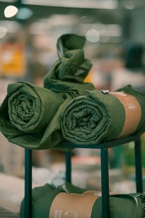 绿色卷状布料整齐摆放