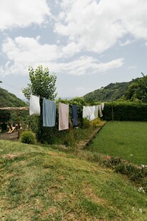 乡村户外晾晒衣物的场景