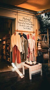 复古风服饰店内陈列展示