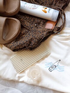 床上的日常用品与杂物