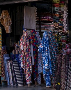 多彩服饰展示于店铺前