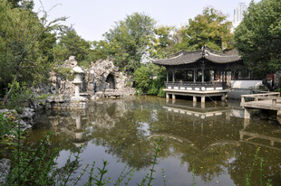 中式古典园林水畔景致