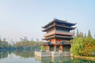 湖畔古亭尽显中式建筑之美