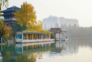 湖畔古亭秋景