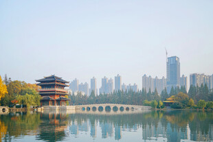 湖畔古建与现代都市景观