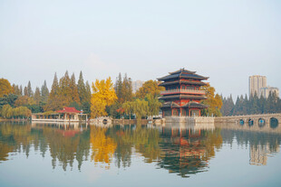 湖畔古亭秋景倒影如画