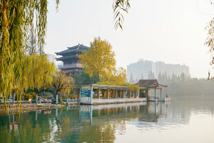 湖畔楼阁秋景柳影婆娑