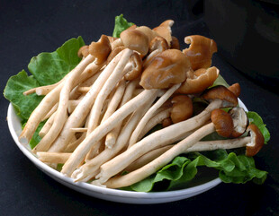 新鲜蟹味菇摆放在绿叶上