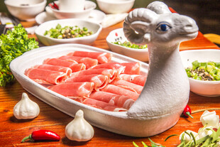 羊形器皿盛鲜切羊肉