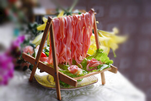 新鲜牛肉串悬挂展示