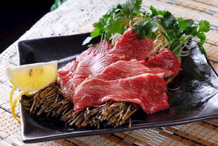 鲜嫩牛肉摆盘配清新香草