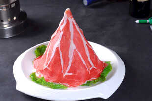 精致摆盘的鲜嫩牛肉片