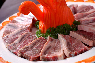 精美摆盘的特色风味牛肉