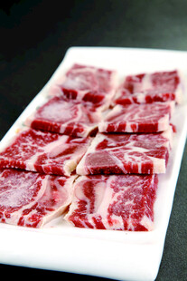 新鲜牛肉切片摆盘展示