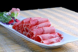鲜切牛肉卷摆盘精致诱人