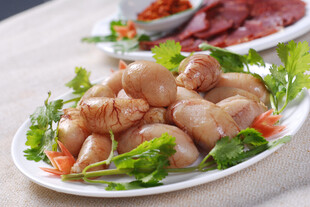 美味肉块配新鲜蔬菜