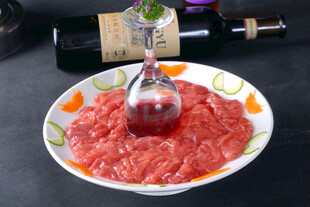 新鲜牛肉片搭配红酒点缀