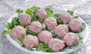 鲜嫩肉丸摆于翠绿菜叶上