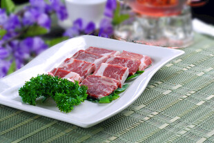鲜切牛肉片摆盘精致诱人