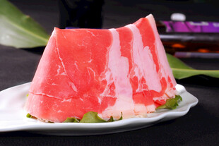 鲜切牛肉片摆于盘中