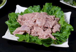鲜嫩牛肉片配翠绿生菜
