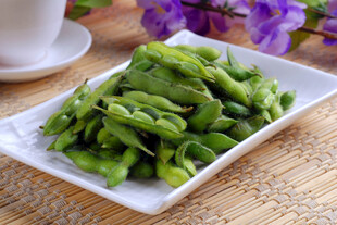 美味翠绿毛豆摆于盘中