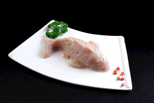 白盘上的鲜嫩兔肉