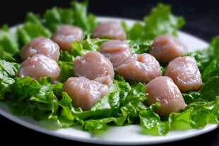 生菜上的鲜嫩肉丸
