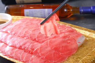 新鲜生牛肉筷子轻挑纹理