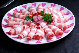 精美摆盘的鲜嫩羊肉卷
