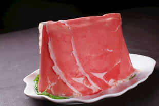 新鲜牛肉片摆盘展示