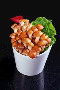 美味花生米装于白色杯内