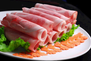 新鲜美味的牛肉卷摆盘