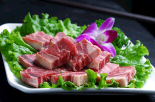 鲜嫩牛肉摆盘生菜相伴
