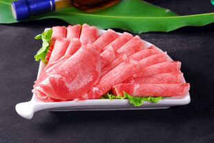 新鲜切片牛肉色泽诱人