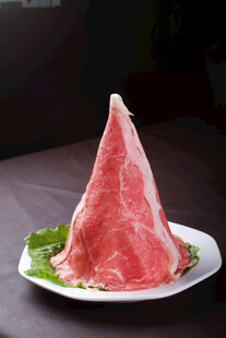 新鲜牛肉片摆于盘中