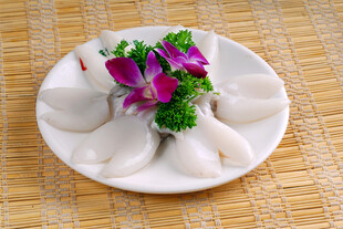 精致摆盘的美味特色饺子