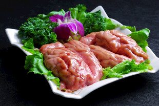 新鲜生兔肉摆盘展示
