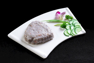 精致摆盘的特色肉类菜品