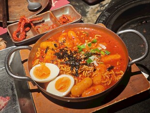 韩式美味辣炖锅配鸡蛋