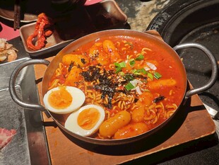 韩式辣白菜火锅美食特写