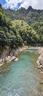 青山环绕的清澈河谷