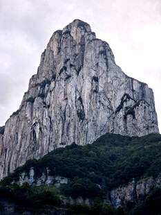 巍峨险峻的壮丽山峰