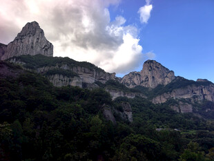 壮丽山峦与蓝天白云美景