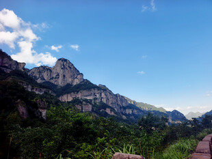 山间美景蓝天白云伴青山
