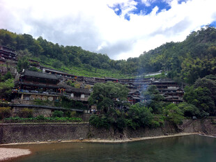 依山傍水的美丽村落景观