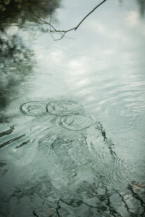 水面雨滴泛起圈圈涟漪
