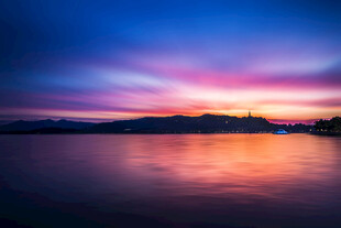 湖畔绚丽晚霞美景